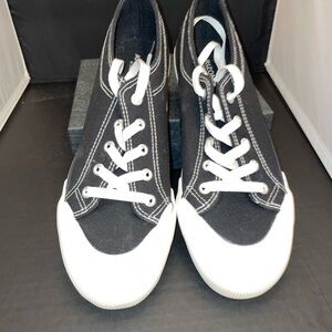 NWT Arizona Annie black canvas tennis shoes size 8